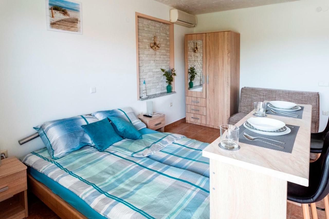 Lavanda Apartments&Studios Пинезичи Экстерьер фото